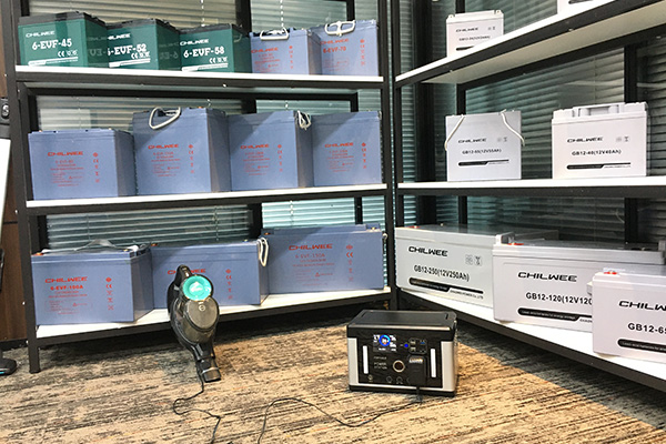 Użyj witryny inteligentnej przenośnej elektrowni o mocy 700 W